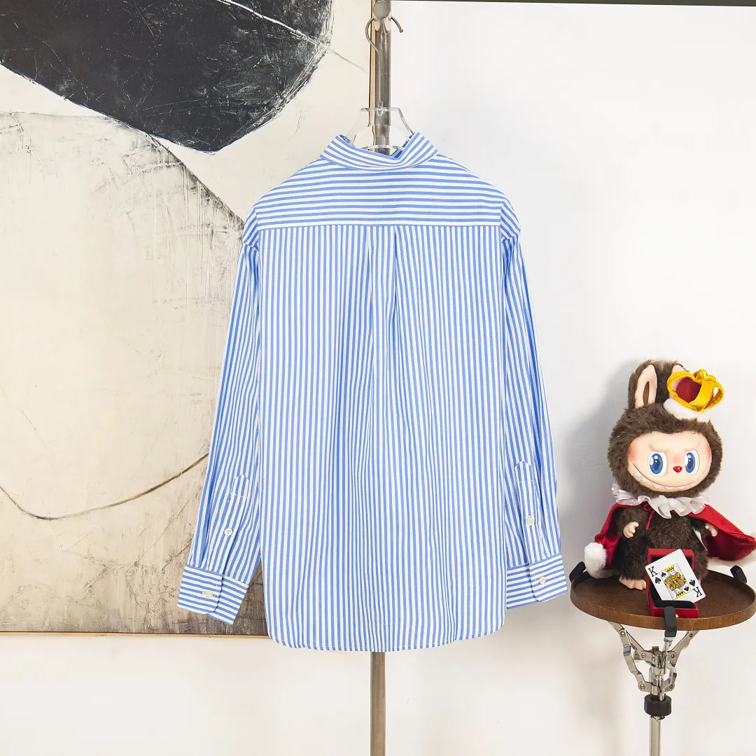 P290 zp version [Exclusive supply] Ralph Lauren/Ralph Lauren 2025SS new old-money style cotton poplin large and small striped long-sleeved casual shirt, 100% restored workmanship, embedded seams and clean edges, curved triangular bifurcation ✅100% cotton poplin, smooth feel, pre-car wash treatment, tighter yarn ✅Custom-dyed original pearlescent white bottom buttons, large and small partitions, vertical eyelets✅Special shaped chiffon foil included in the collar door tube Not easy to deform and pull. ✅ RL three-color large and small vertical striped shirt. Extraordinary isometric. Cleverly matched stripes. Multiple wear to inspire self-expression. Relaxed layering to play with the look of the four seasons. Color: red, blue, green. Size: S M L XL. Number: WW10963.